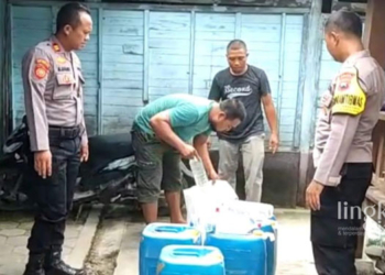 RAZIA: Petugas Polres Grobogan saat razia industri arak di Desa Banjardowo, Kecamatan Kradenan, Kabupaten Grobogan dirazia Polres Grobogan pada Senin, 20 Maret 2023. (Muhamad Ansori/Lingkarjateng.id)