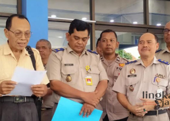 MEMBACA TUNTUTAN: Petani Pundenrejo Kecamatan Tayu, Kabupaten Pati saat mendatangi kantor BPN Pati terkait sengketa lahan. (Khairul Mishbah/Lingkarjateng.id)