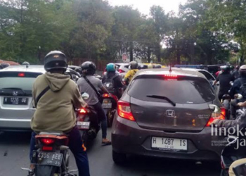 MACET: Jalan di Taman Indonesia Kaya Semarang yang padat dan dipenuhi kendaraan akibat rekayasa lalu lintas jelang karnaval Dugderan Kota Semarang pada 20-21 Maret 2023. (Adimungkas/Lingkarjateng.id)