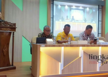 MENGARAHKAN: Pj Bupati Pati, Henggar Budi Anggoro saat membuka forum perangkat daerah membahas RKPD 2024 di ruang rapat kantor Badan Perencanaan Pembangunan Penelitian dan Pengembangan Daerah (Bappeda) Kabupaten Pati pada Kamis, 9 maret 2023. (Khairul Mishbah/Lingkarjateng.id)