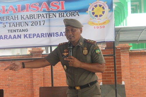 SAMPAIKAN: Kepala Bidang Penegakan Perundang-undangan Daerah Satpol PP Blora, Welly Sujatmiko saat sosialisasi penutupan cafe karaoke selama bulan Ramadhan di Pendopo Dinas Kepemudaan, Olah Raga, Kebudayaan dan Pariwisata (Dinporabudpar) Kabupaten Blora Senin, (20/3/2023).