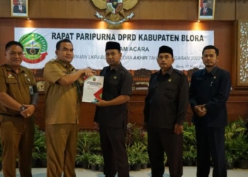 SERAHKAN: Bupati Arief Rohman saat menyerahkan LKPJ Tahun anggaran 2022 dalam Rapat PAripurna DPRD Blora, Senin (227/3/23).