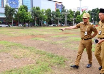 CEK LOKASI: Bupati Kudus Hartopo bersama Kepala Dinas PKPLH Abdul Halil dan Kepala Dinas Pertanian dan Pangan Didik Tri Prasetiyo saat meninjau kondisi rumput di Alun-alun Simpang Tujuh Kudus Senin (27/3).