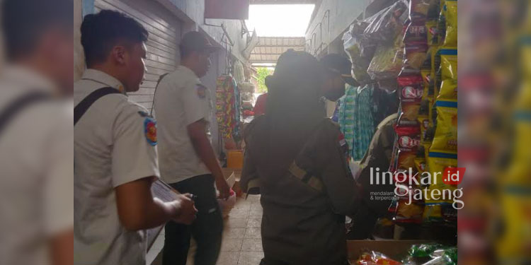 SIDAK: Tim Gabungan Satpol PP Rembang saat menemukan rokok ilegal di pertokoan Kecamatan Sarang, Kabupaten Rembang pada Kamis, 30 Maret 2023. (R.Teguh Wibowo/Lingkarjateng.id)