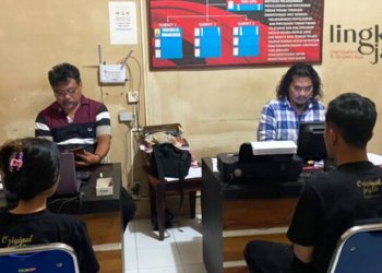 MEMERIKSA: Petugas Polsek Blora saat menginterogasi dua tersangka pencuri kotak amal Masjid At-Taqwa, Kelurahan Tempelan, Kecamatan Blora Kota. (Official Website Polres Blora/Lingkarjateng.id)