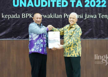 SIMBOLIS: Pj Bupati Pati, Henggar Budi Anggoro menyerahkan laporan keuangan unaudited 2022 kepada Kepala Perwakilan BPK Jateng, Hari Wiwoho pada pada Jumat, 17 Maret 2023. (Istimewa/Lingkarjateng.id)