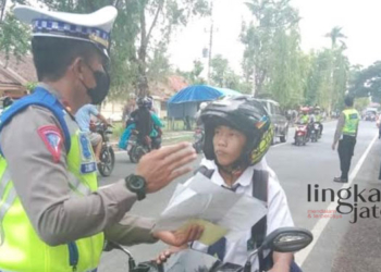 SOSIALISASI: Satlantas Polres Blora mengimbau kepada siswa agar tidak mengendarai motor ke sekolah. (Hanafi/Lingkarjateng.id)