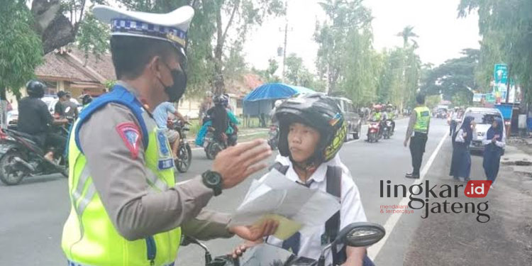 SOSIALISASI: Satlantas Polres Blora mengimbau kepada siswa agar tidak mengendarai motor ke sekolah. (Hanafi/Lingkarjateng.id)