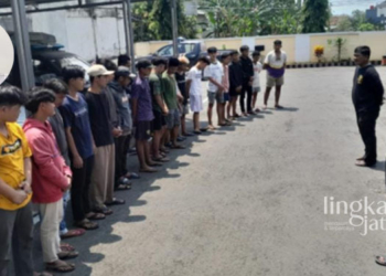 PEMBINAAN: Sebanyak 17 pemuda yang dicurigai akan tawuran diberikan pembinanaan oleh Polsek Sukolilo. (Arif Febriyanto/Lingkarjateng.id)