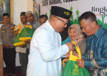 SIMBOLIS: Pj. Wali Kota Salatiga, Sinoeng N Rachmadi memberikan bingkisan kepada Tenaga Harian Lepas (THL) usai kegiatan Tarhim pada Senin, 27 Maret 2023. (Istimewa/Lingkarjateng.id)