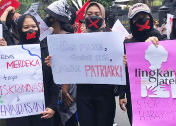 UNJUK RASA: Sejumlah perempuan melakukan aksi meminta keadilan terkait isu kekerasan terhadap perempuandi depan Kantor DPRD Provinsi Jawa Tengah pada Rabu, 8 Maret 2023. (Adimungkas/Lingkarjateng.id)