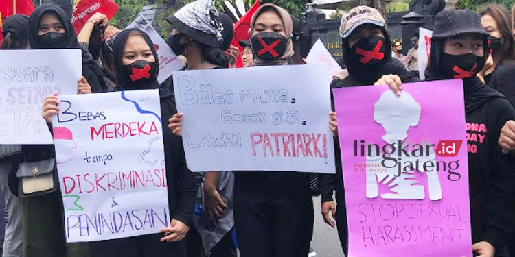UNJUK RASA: Sejumlah perempuan melakukan aksi meminta keadilan terkait isu kekerasan terhadap perempuandi depan Kantor DPRD Provinsi Jawa Tengah pada Rabu, 8 Maret 2023. (Adimungkas/Lingkarjateng.id)