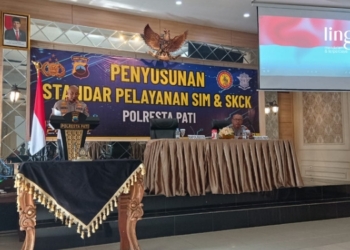 SAMBUTAN: Kapolresta Pati Kombes Pol Andhika Bayu Adhittama menyampaikan sambutan dalam agenda penyusunan standar pelayanan SIM dan SKCK pada Selasa, 21 Maret 2023. (Dok. Lingkar TV/Lingkarjateng.id)