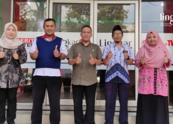 KERJA SAMA: Wakil Direktur Lingkar Media Group Henny Susilowati (paling kiri) dan Pimpinan Redaksi Koran Lingkar Nailin RA (paling kanan) foto bersama dengan perwakilan Fakultas Syariah IAIN Kudus di Kantor Lingkar Media Group Biro Kudus pada Jumat, 10 Maret 2023. (Nisa Hafizhotus S/Lingkarjatebg.id)