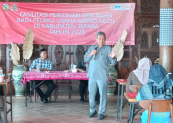 SOSIALISASI: Wakil Ketua DPRD Jepara, Junarso, saat menjadi narasumber dalam kegiatan fasilitasi perizinan berusaha bagi pelaku usaha mikro kecil (UMK) di Kabupaten Jepara belum lama ini. (Tomi Budianto/Lingkarjateng.id)