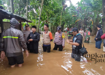 MENINJAU: Camat Dukuhseti yang juga Ketua Pembina TRC Dukuhseti, Agus Sunarko, S.STP., MSi. (baju hitam berpeci) saat meninjau warga terdampak banjir di Kecamatan Dukuhseti, Kabupaten Pati pada Kamis, 2 Maret 2023. (Istimewa/Lingkarjateng.id)