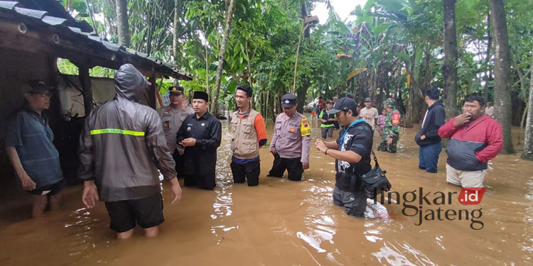 MENINJAU: Camat Dukuhseti yang juga Ketua Pembina TRC Dukuhseti, Agus Sunarko, S.STP., MSi. (baju hitam berpeci) saat meninjau warga terdampak banjir di Kecamatan Dukuhseti, Kabupaten Pati pada Kamis, 2 Maret 2023. (Istimewa/Lingkarjateng.id)