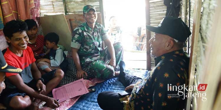 Warga Jakenan Bangun Rumah Pohon Akibat Banjir, Pj Bupati Pati Kirim Bantuan 25 Warga-Jakenan-Bangun-Rumah-Pohon-Akibat-Banjir,-Pj-Bupati-Pati-Kirim-Bantuan