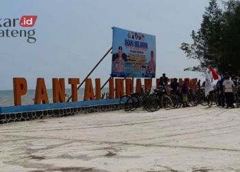 RAMAI: Wisata Pantai Indah Kemangi alias PIK Kendal ramai pengunjung. (Arvian Maulana/Lingkarjateng.id)