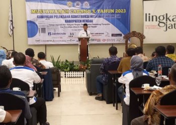 MENGARAHKAN: Sekda Kendal, Sugiono, menyampaikan sambutan dalam acara Musyawarah Cabang X Gapensi Kendal Tahun 2023 pada Rabu, 8 Maret 2023. (Arvian Maulana/Lingkarjateng.id)