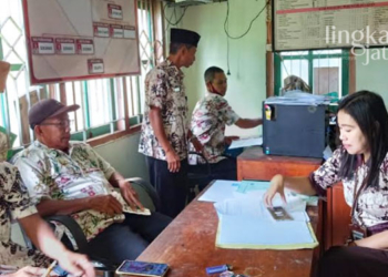 SOSIALISASI: Diskominfo Pati saat melakukan sosialisasi pembentukan PPID di Kecamatan Gembong, Kabupaten Pati. (Dok. Diskominfo Pati/Lingkarjateng.id)