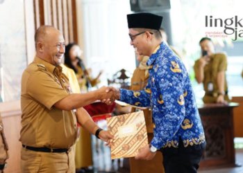 SIMBOLIS: Pj Bupati Pati, Henggar Budi Anggoro, menyerahkan SK pengangkatan PNS formasi tahun 2021 di lingkungan Pemerintahan Kabupaten Pati pada Senin, 13 Maret 2023. (Istimewa/Lingkarjateng.id)
