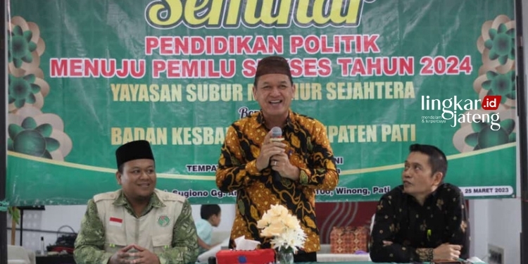 SEMINAR: Kepala Badan Kesbangpol Pati, Sugiyono (tengah) didampingi Ketua Yayasan Subur Makmur Makmur Sejahtera Pati, Subur Wahyudi (kiri) saat menyampaikan materi seminar pendidikan politik dengan tema Menuju Pemilu Sukses Tahun 2024 pada Sabtu, 25 Maret 2023. (Istimewa/Lingkarjateng.id)