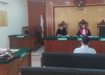 MEJA HIJAU: Pengusaha Kafe Karaoke dari komplek Cumpleng Indah (CI) Todanan, Blora saat menjalani persidangan Jumat, (17/3/2023) kemarin.
