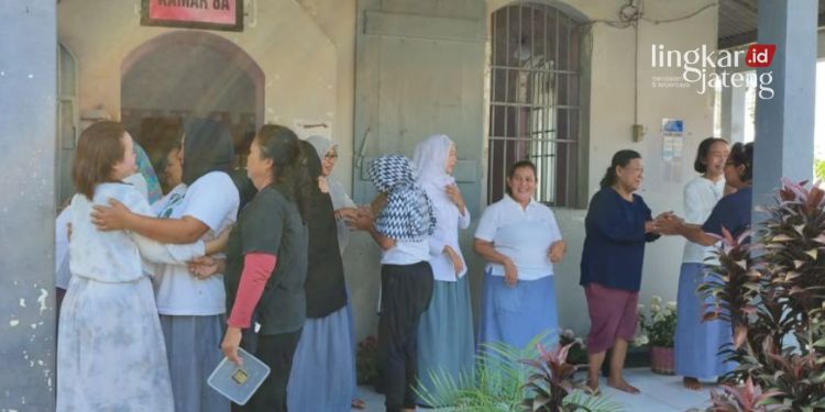 SILATURAHMI: Warga binaan Lapas Perempuan Semarang melakukan silaturahim usai beribadah salat Idul Fitri 1444 Hijriah di Semarang, Jawa Tengah, Sabtu, 22 April 2023. (Istimewa/Lingkarjateng.id)