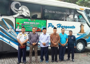 PELEPASAN: Pemberangkatan bus untuk mudik gratis, dari halaman Kantor Bupati Rembang menuju Jakarta pada Minggu, 16 April 2023. (R. Teguh Wibowo/Lingkarjateng.id)