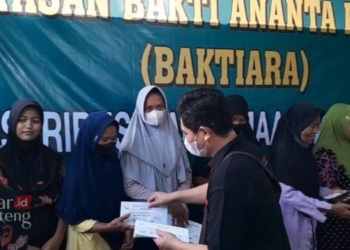 DISTRIBUSI: Yayasan Baktiara Pati mendistribusikan zakat mal kepada warga di Desa Margomulyo, Kecamatan Juwana, Kabupaten Pati pada Minggu, 16 April 2023. (Dok. Lingkar TV/Lingkarjateng.id)