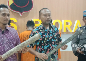 KONFERENSI PERS: Polres Blora menunjukkan barang bukti pengeroyokan. (Istimewa/Lingkarjateng.id)