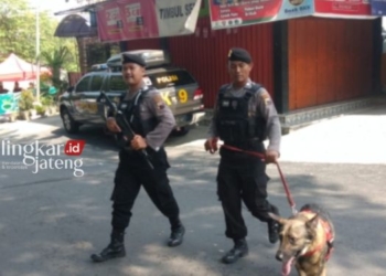 MENGAMANKAN: Pawang anjing pelacak Polres Grobogan menyisir lingkungan untuk keamanan selama lebaran 2023. (Official Website Polres Grobogan/Lingkarjateng.id)