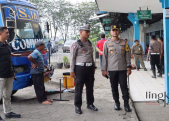 MONITORING: Tim Polres Grobogan saat meninjau kesiapan Terminal Purwodadi jelang puncak arus mudik lebaran 2023. (Official Website Polres Grobogan/Lingkarjateng.id)