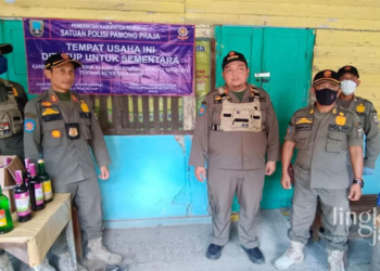 DITUTUP: Petugas Satpol PP Rembang menyegel warung kopi yang ada di komplek eks stasiun karena terciduk jual miras saat Ramadan. (R. Teguh Wibowo/Lingkarjateng.id)