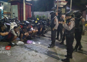 PEMBINAAN: Polres Kudus memberikan pembinaan kepada 11 remaja terciduk hendak perang sarung di depan SPBU Prambatan Kidul, Kecamatan Kaliwungu, Kabupaten Kudus pada Selasa, 4 April 2023. (Uhza Fajar/Lingkarjateng.id)