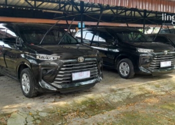 POTRET: Mobil operasional kecamatan diparkir di halaman belakang kantor Setda Kabupaten Blora. (Istimewa/Lingkarjateng.id)