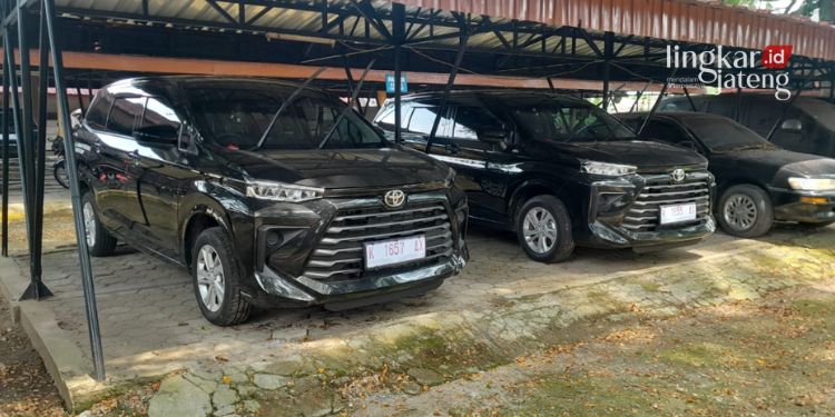 POTRET: Mobil operasional kecamatan diparkir di halaman belakang kantor Setda Kabupaten Blora. (Istimewa/Lingkarjateng.id)