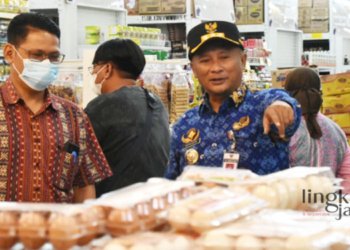 MONITORING: Pj Bupati Pati, Henggar Budi Anggoro (pakai topi), meninjau keamanan pangan di swalayan jelang lebaran pada Senin, 17 April 2023. (Istimewa/Lingkarjateng.id)