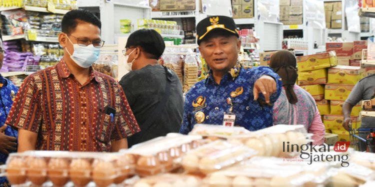 MONITORING: Pj Bupati Pati, Henggar Budi Anggoro (pakai topi), meninjau keamanan pangan di swalayan jelang lebaran pada Senin, 17 April 2023. (Istimewa/Lingkarjateng.id)
