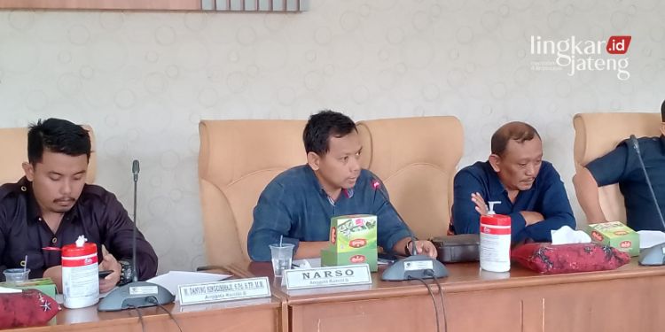 Anggota DPRD Pati, Narso (tengah). (Arif Febriyanto/Lingkarjateng.id)