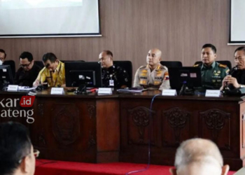 RAKOR: Anggota DPRD Pati, Suwarno (paling kanan) saat menjadi narasumber dalam Rapat Koordinasi Ekonomi, Keuangan, Industri, dan Perdagangan (Ekuinda) Lintas Sektoral pada Kamis, 13 April 2023. (Istimewa/Lingkarjateng.id)