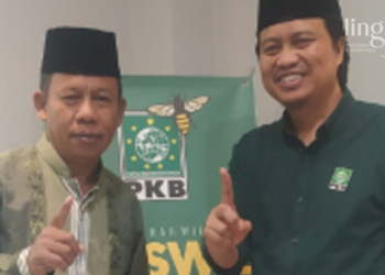 BERSINERGI: Wakil Ketua Dewan Syuro PKB Jawa Tengah Mbah Urip (kiri) foto bersama Ketua DPW PKB Jateng Gus Yusuf (kanan). (Muslichul Basid/Lingkarjateng.id)