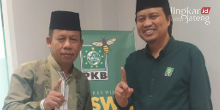 BERSINERGI: Wakil Ketua Dewan Syuro PKB Jawa Tengah Mbah Urip (kiri) foto bersama Ketua DPW PKB Jateng Gus Yusuf (kanan). (Muslichul Basid/Lingkarjateng.id)