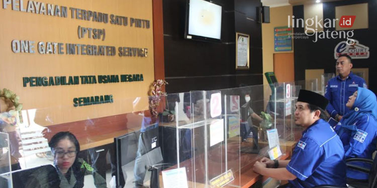 PENYERAHAN SURAT PERMOHONAN: DPP Partai Demokrat Jateng saat mendatangi PTUN Semarang menyerahkan surat permohonan perlindungan hukum untuk Ketum AHY pada Selasa, 4 April 2023. (Adimungkas/Lingkarjateng.id)
