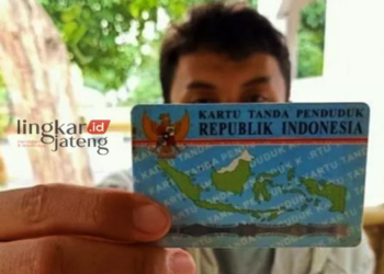 Diskominfo Pati Ingatkan Bahaya Foto Selfie dengan e-KTP 28 ILUSTRASI: Seorang laki-laki memperagakan foto selfie dengan e-KTP. (Istimewa/Lingkarjateng.id)
