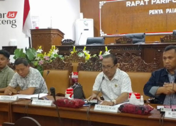 Wakil Ketua Komisi C DPRD Pati, Irianto Budi Utomo (kedua dari kanan). (Arif Febriyanto/Lingkarjateng.id)