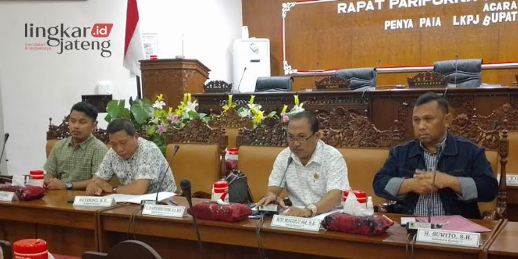 Wakil Ketua Komisi C DPRD Pati, Irianto Budi Utomo (kedua dari kanan). (Arif Febriyanto/Lingkarjateng.id)