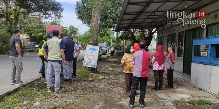 SURVEI LAPANGAN: Tim survei meninjau lokasi calon Exit Tol di Jalan Patimura Salatiga. (Istimewa/Lingkarjateng.id)