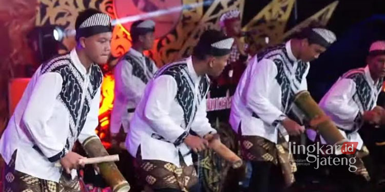 KOMPAK: Salah satu peserta festival tong-tong klek saat beraksi tahun 2022 lalu di TRP Kartini Rembang. (R. Teguh Wibowo/Lingkarjateng.id)